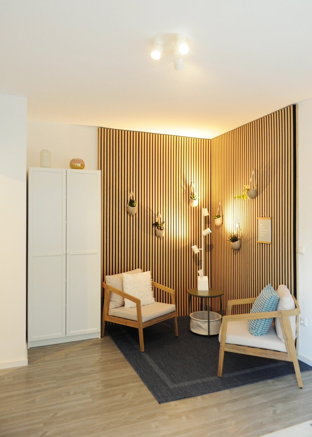 Klänhardt – Psychotherapiepraxis – Diese minimalistischen Holzfiguren werden häufig in therapeutischen Kontexten wie Familienaufstellungen oder systemischer Therapie eingesetzt.