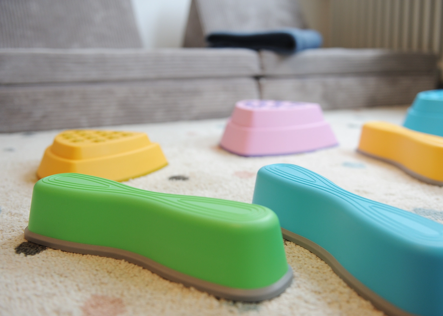Klänhardt – Psychotherapiepraxis – Dies sind bunte Balanciersteine, mit denen Kinder Indoor-Hindernisparcours gestalten können.